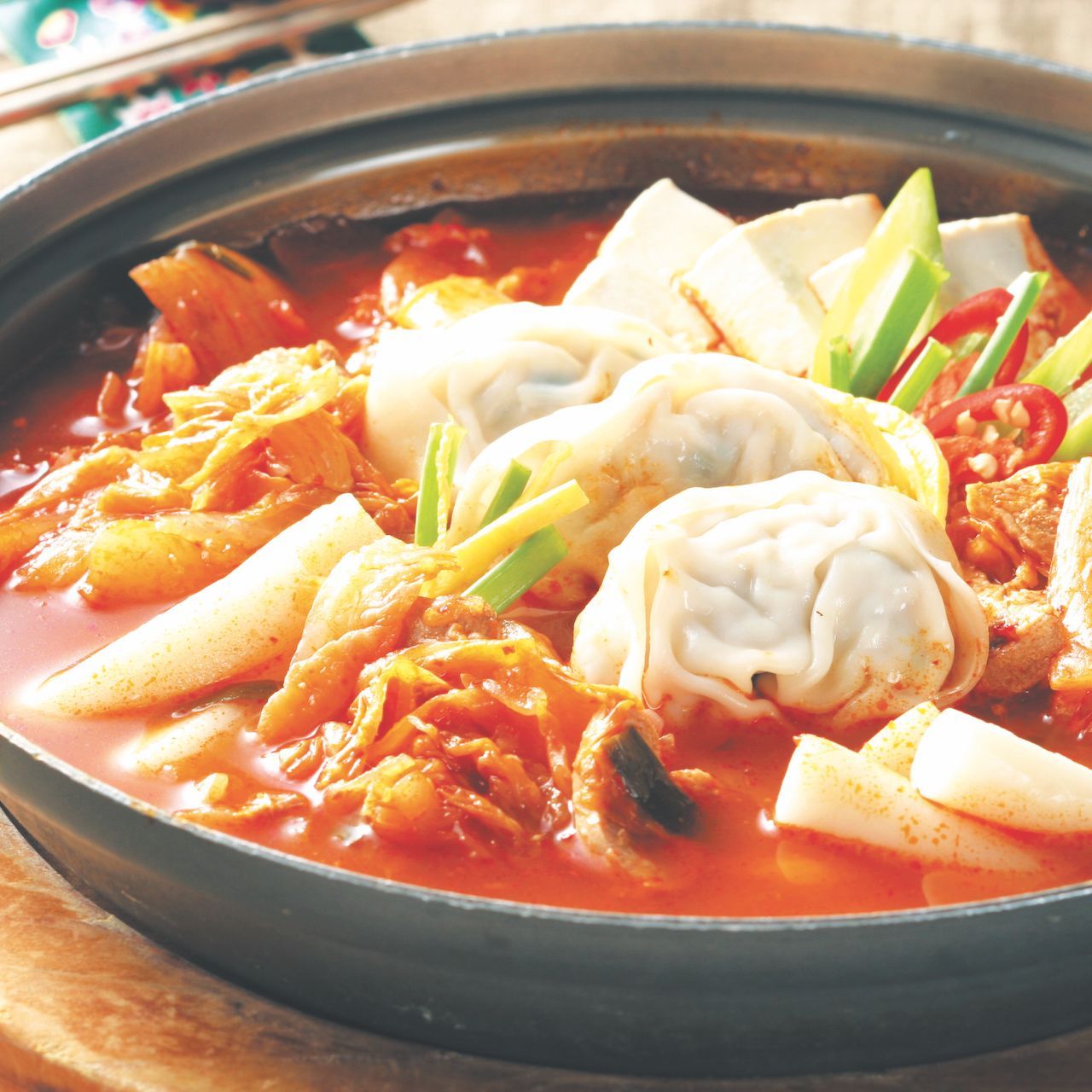 074 Kimchee DdugMahnDoo (Kimchee ,Dumplings,  Rice Cake with Pork)